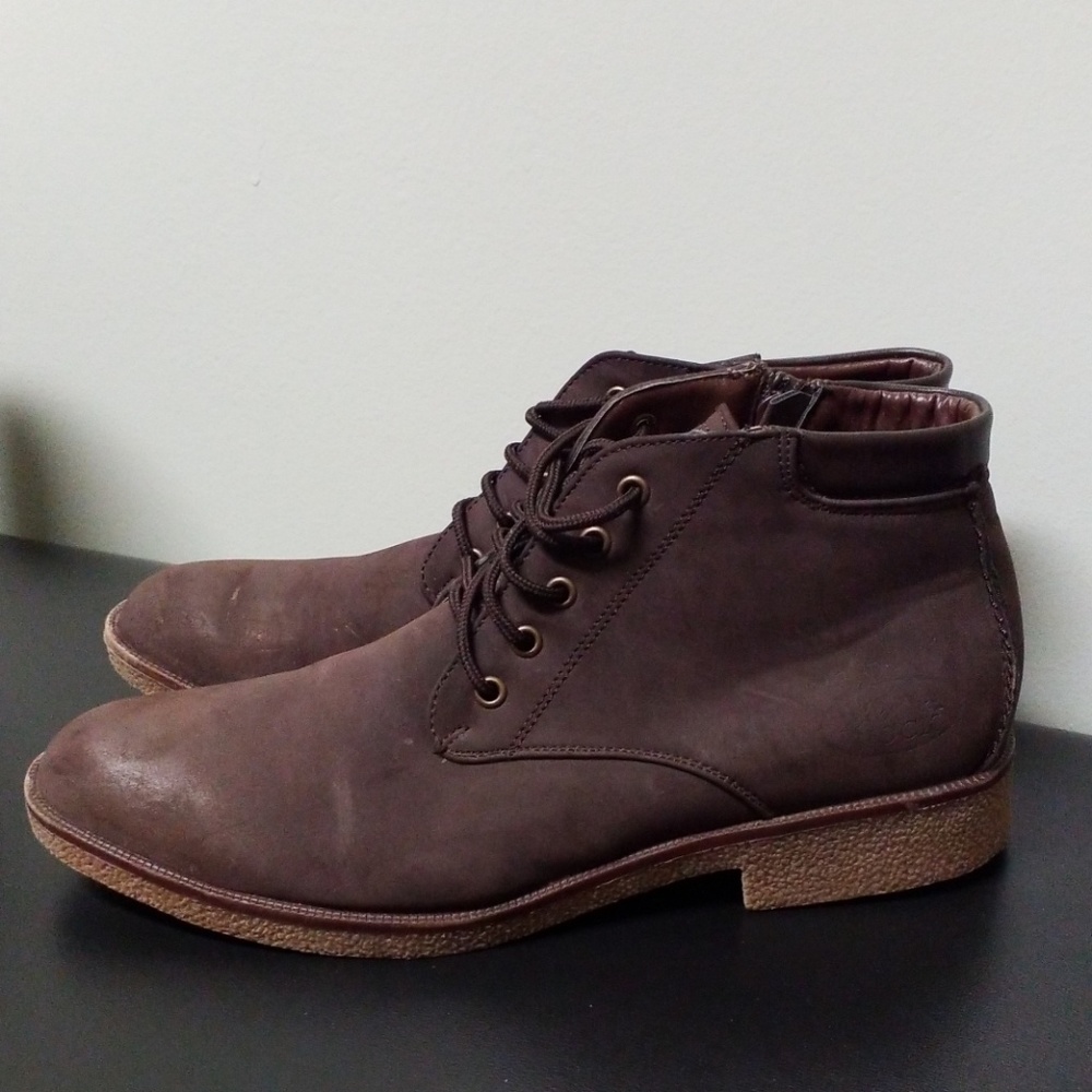 Brown suede mens boots.